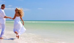 honeymoon_couple_beach